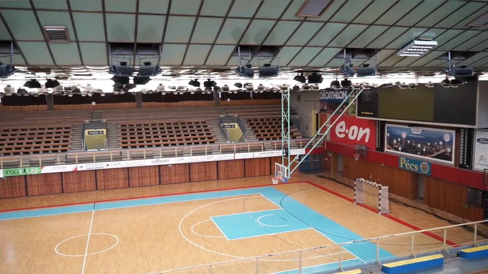 Túl a negyvenöt esztendőn a pécsi Lauber Dezső Sportcsarnok (videó)