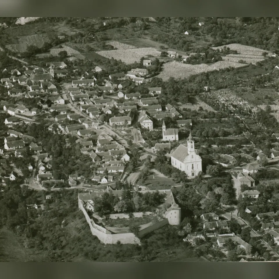 Pécsvárad látképe a levegőből 1964 körül
