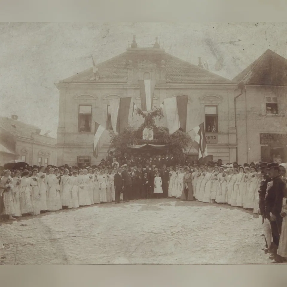 Kossuth Lajos tiszteletére rendezett ünnepség a siklósi piactéren 1892-ben