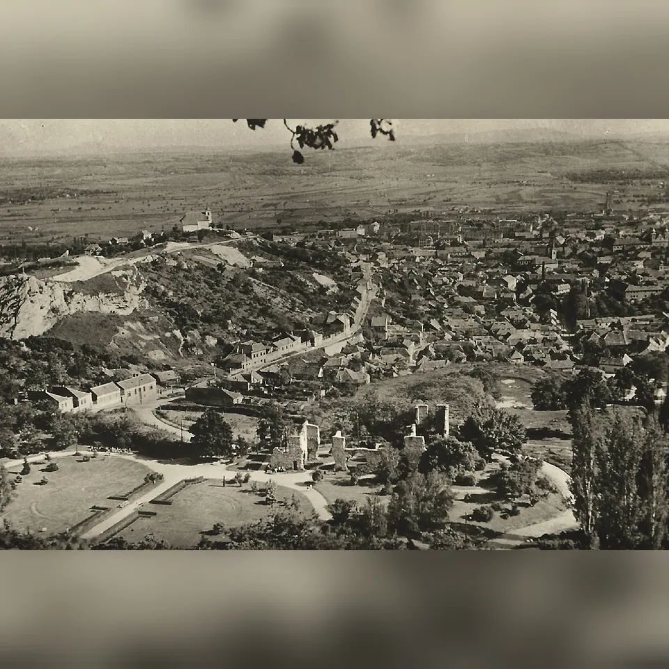 Pécs keleti városrésze 1958 körül, a tettyei szikláról nézve