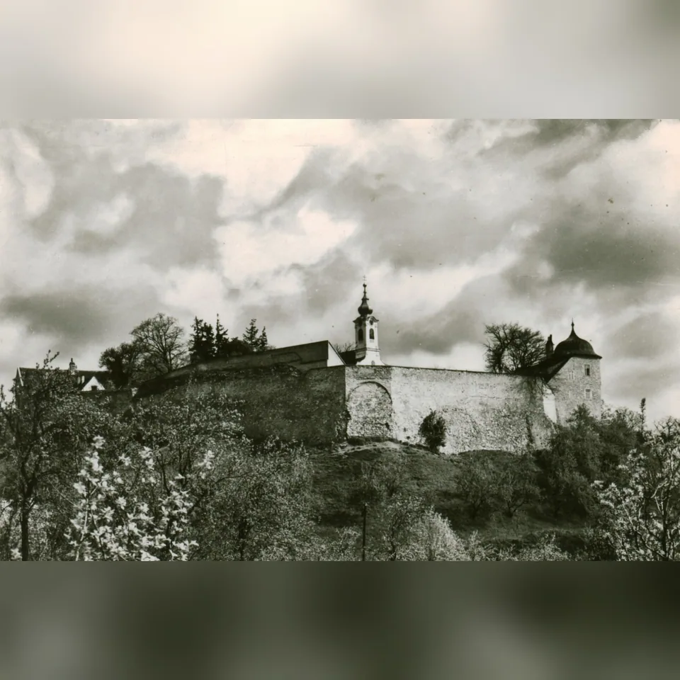 A pécsváradi vár az 1980-as években