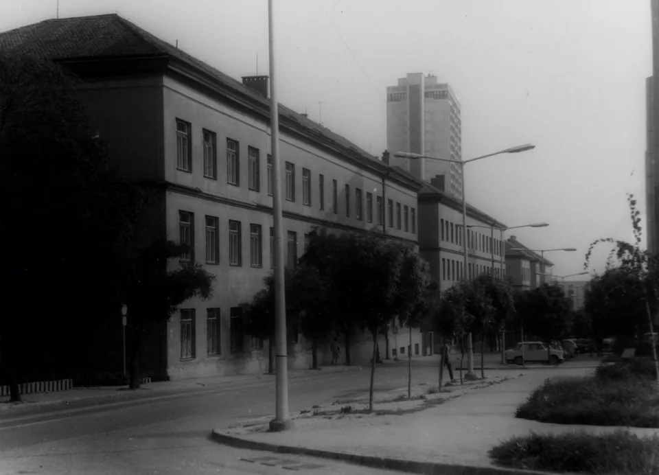 A pécsi Rókus utca 1982 körül, a háttérben az azóta már lebontott, 25 emeletes magasházzal