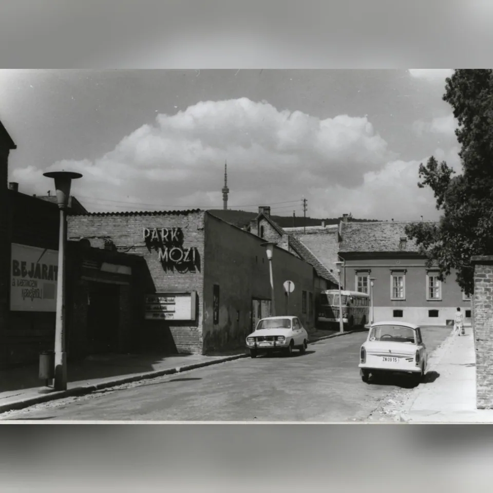 A pécsi Park mozi egy 1977 körül készült fényképen