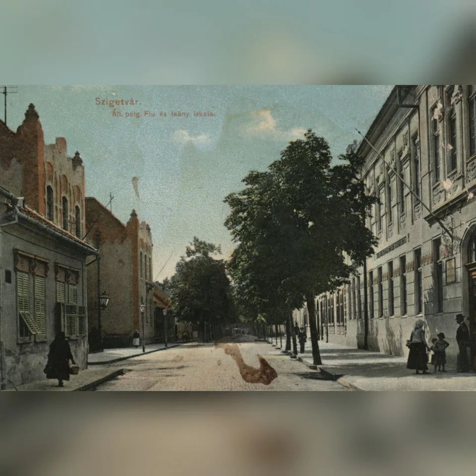 A szigetvári állami polgári fiú- és leányiskola épülete (jobbra) 1913 körül, korabeli képeslapon