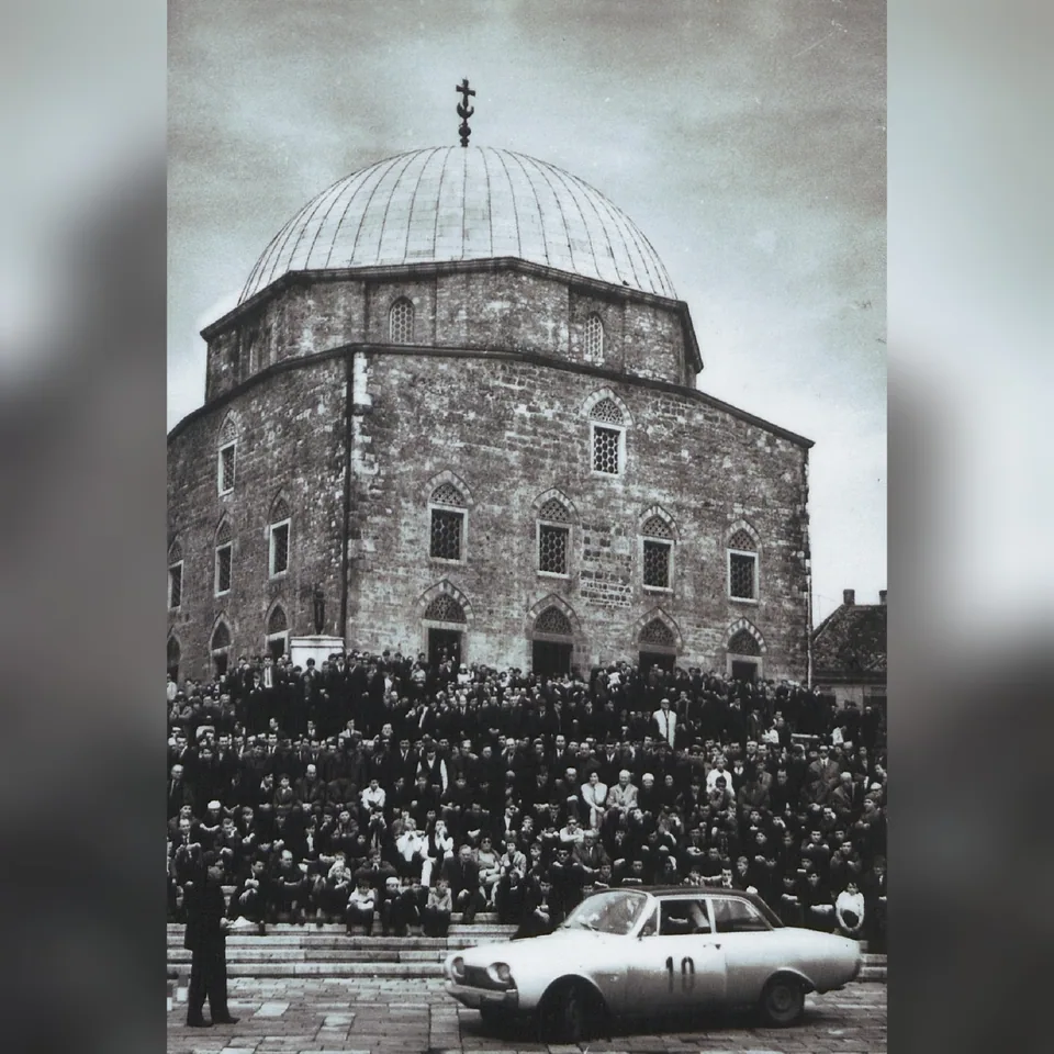 Autóverseny a pécsi Széchenyi téren 1962-ben, a háttérben a dzsámival