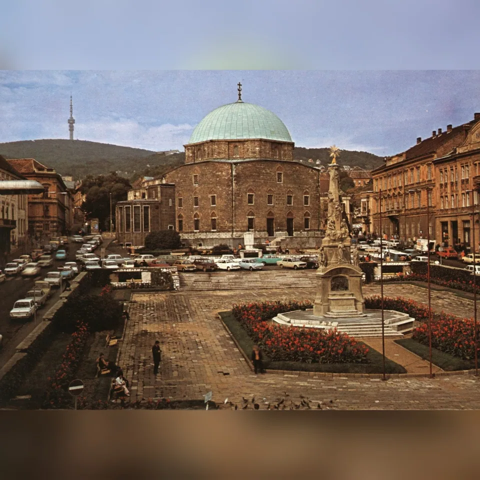 A pécsi Széchenyi tér az 1980-as években, korabeli képeslapon