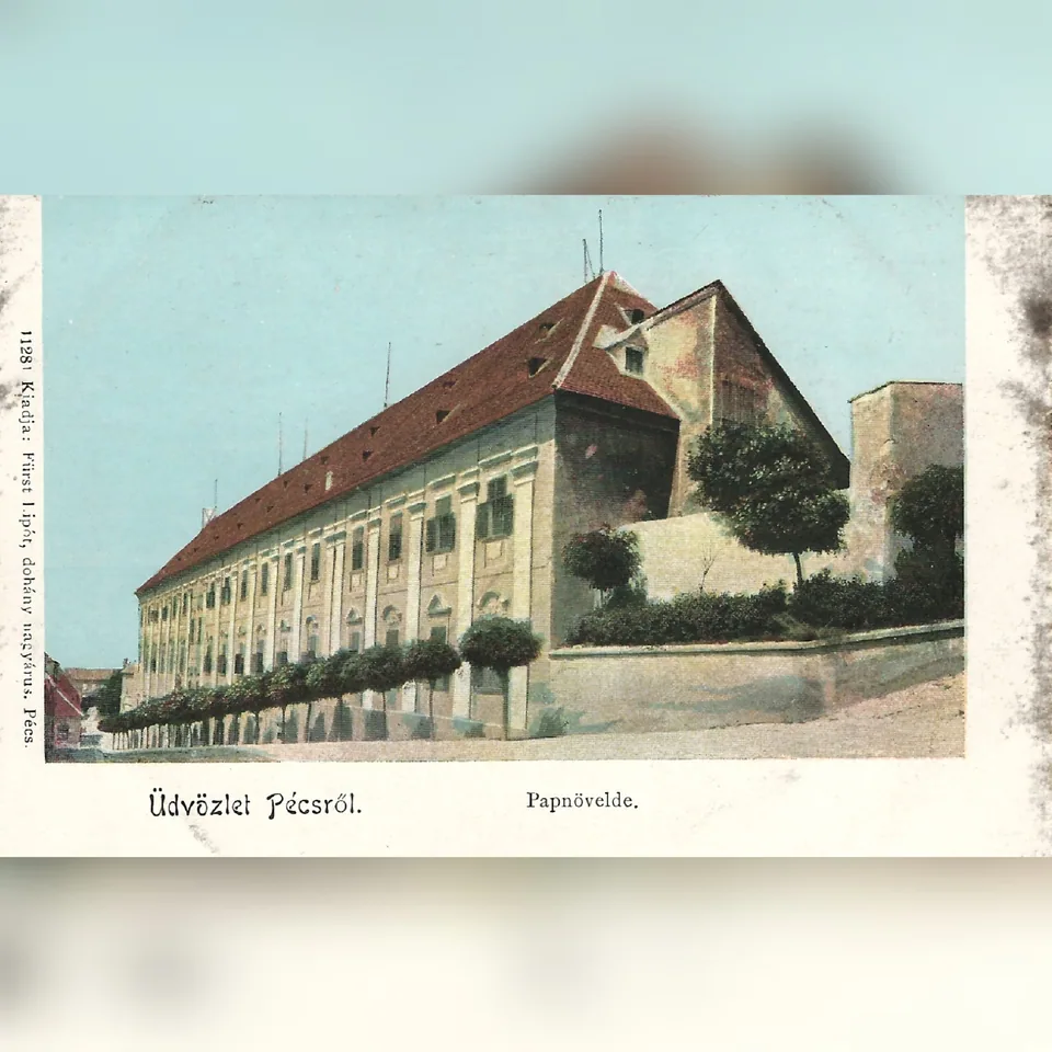 A pécsi Papnövelde épülete a 20. század elején