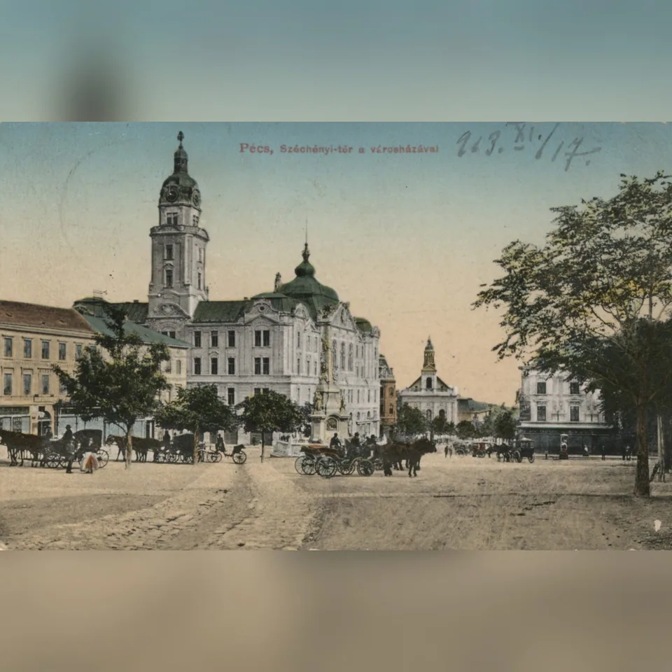 A pécsi Széchenyi tér a városházával egy 1913-ban kitöltött képeslapon