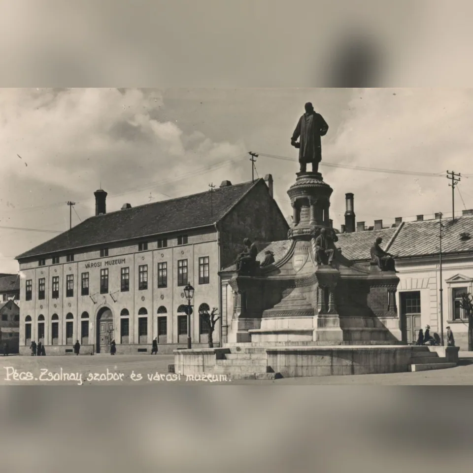 A pécsi Zsolnay-szobor az 1930-as években