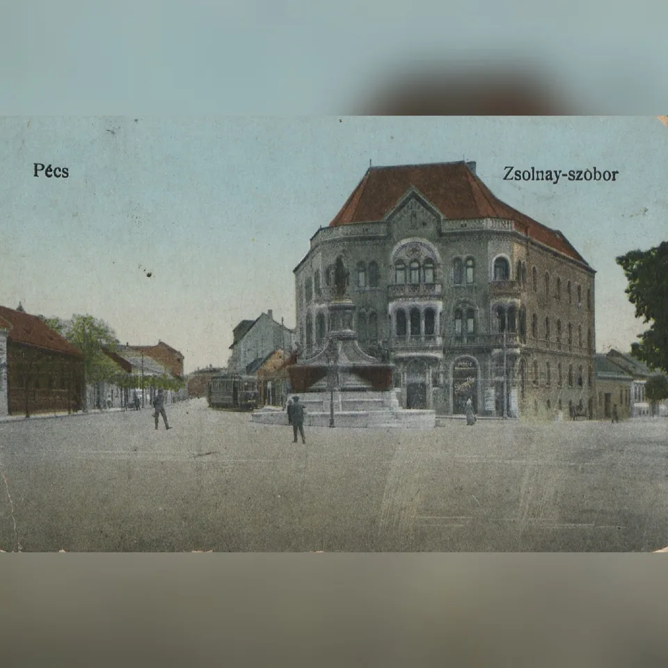 A pécsi Zsolnay-szobor egy 1926-ban feladott képeslapon