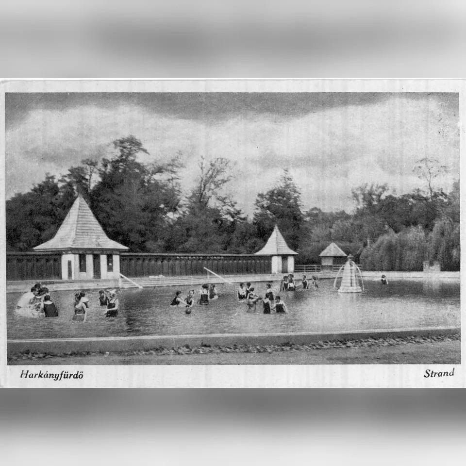 A harkányi gyógyfürdő egyik medencéje az 1930-as években