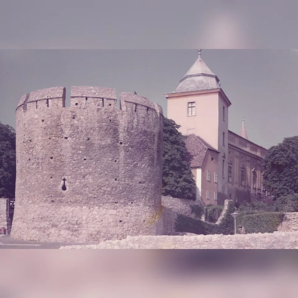 A pécsi Barbakán a püspöki palota épületével 1985 körül