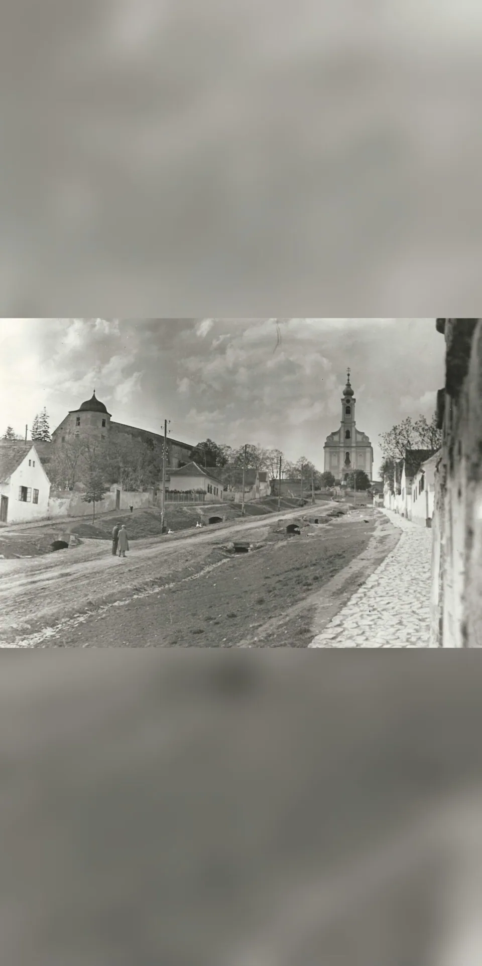 Pécsvárad látképe a várral és a római katolikus templommal 1935 körül
