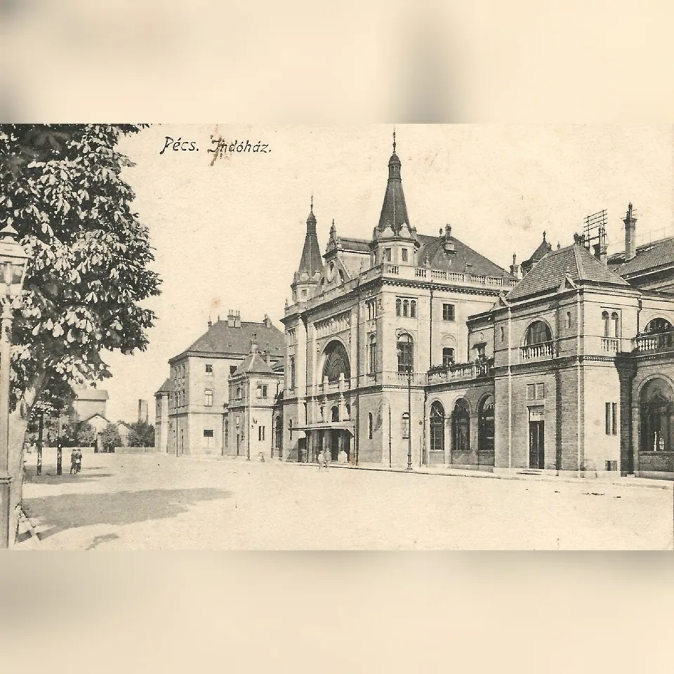 A pécsi vasútállomás főépülete 1914 körül, korabeli képeslapon