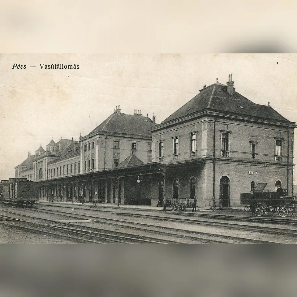 A pécsi vasútállomás 1900 körül, korabeli képeslapon