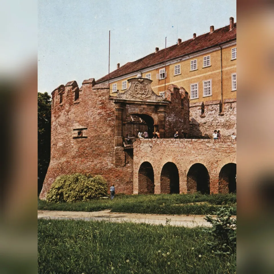A siklósi vár kapubástyája az 1980-as években