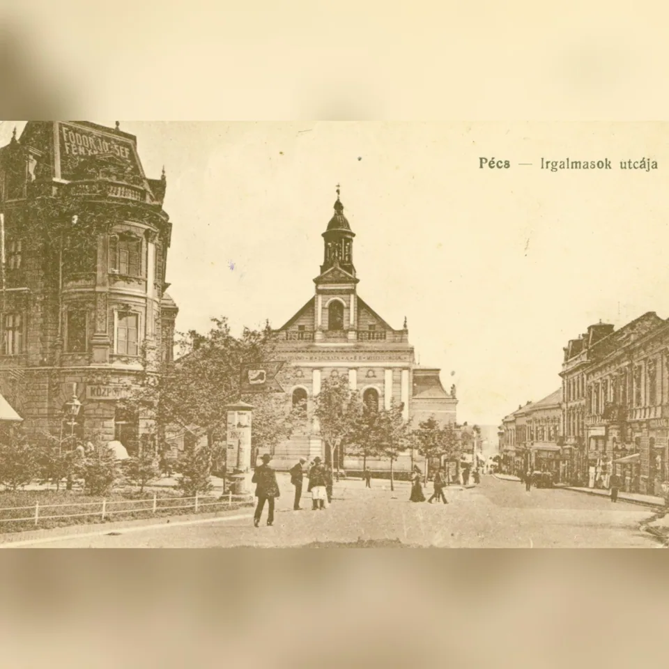A pécsi Széchenyi tér az Irgalmasok utcájával a 19–20. század fordulóján