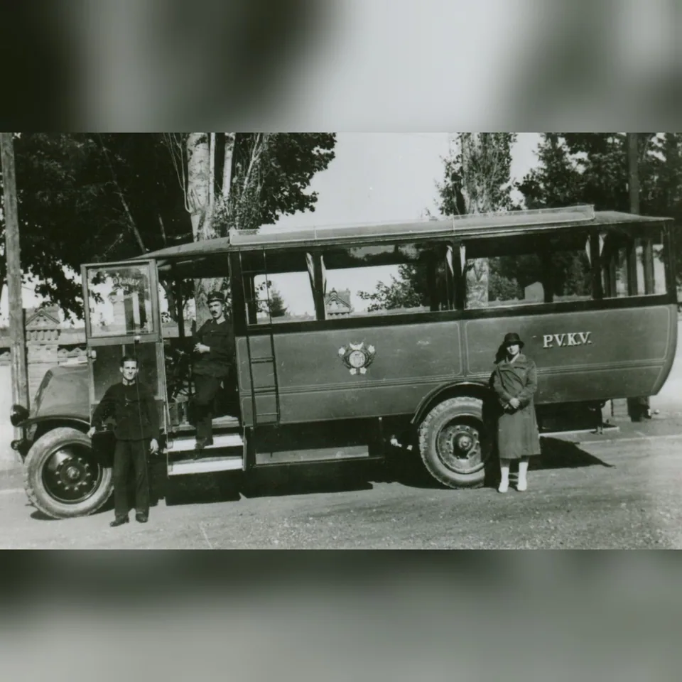 A Pécsi Városi Közlekedési Vállalat egyik autóbusza 1926 körül