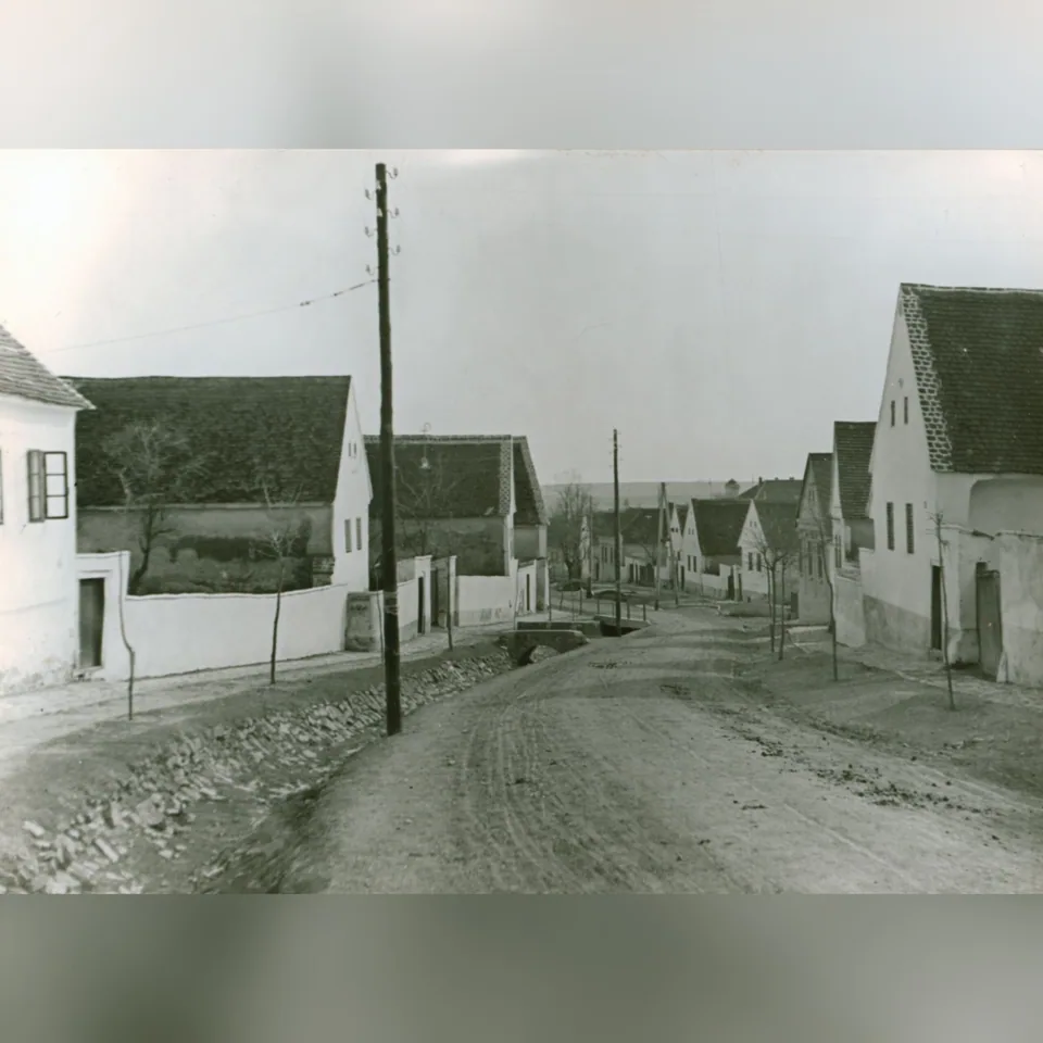 A pécsváradi Szent István utca 1934 körül, korabeli képeslapon