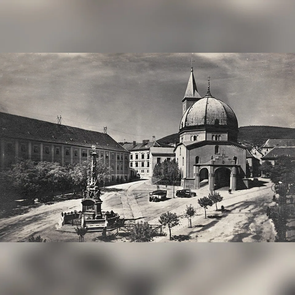 A pécsi Széchenyi tér 1920 körül, korabeli fényképen