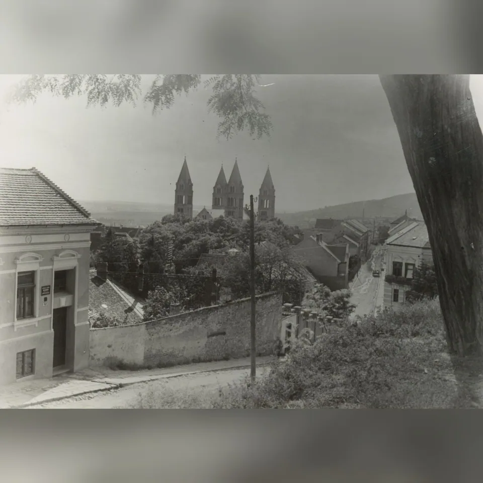 A Kálvária utca Pécsett 1930 körül, a háttérben a székesegyház tornyaival