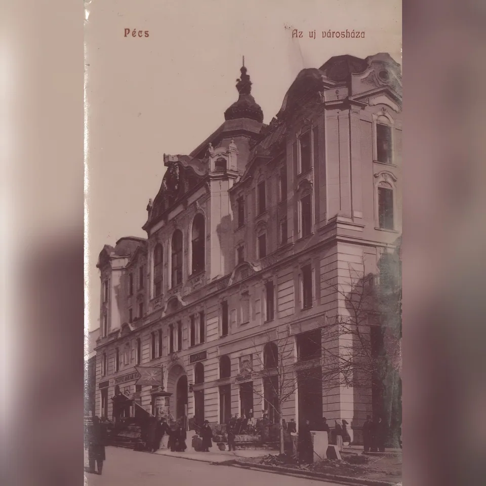 A pécsi városháza épülete egy 1909-ben feladott képeslapon