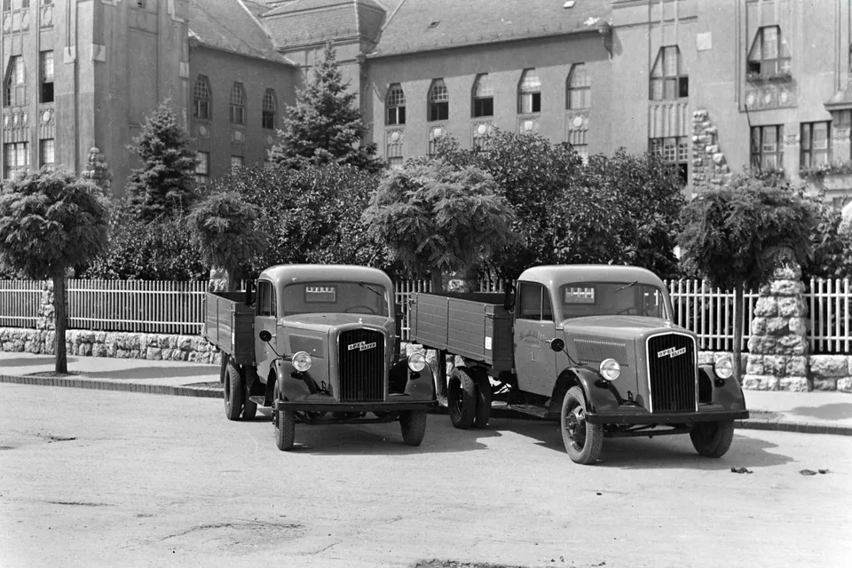 Opel tűzoltóautók Pécsett 1939 körül a vasúti igazgatóság épülete előtt