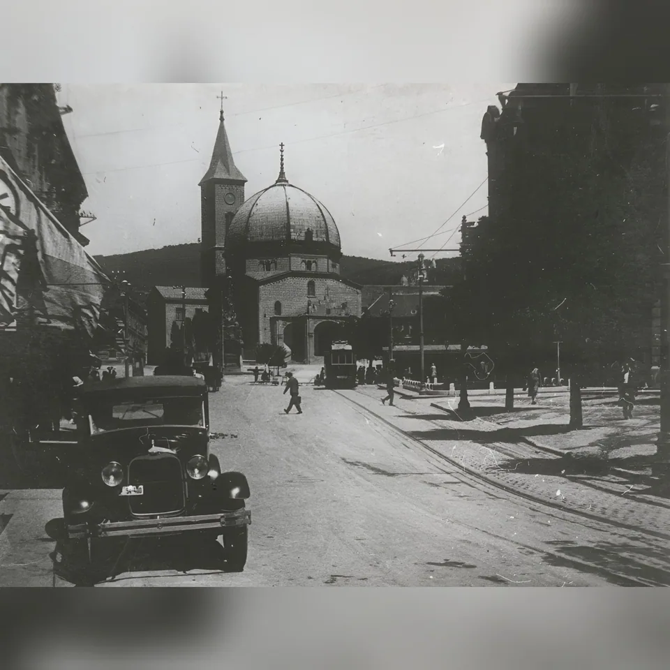 A pécsi Széchenyi tér a dzsámival egy feltehetően 1927 körül készült felvételen, az előtérben egy automobillal