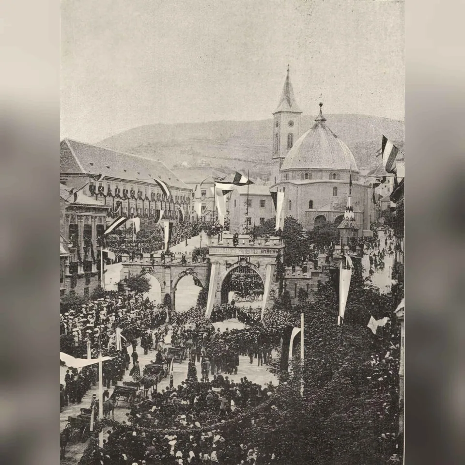 Ferenc József fogadása a pécsi Széchenyi téren 1891. június 21-én, korabeli felvételen