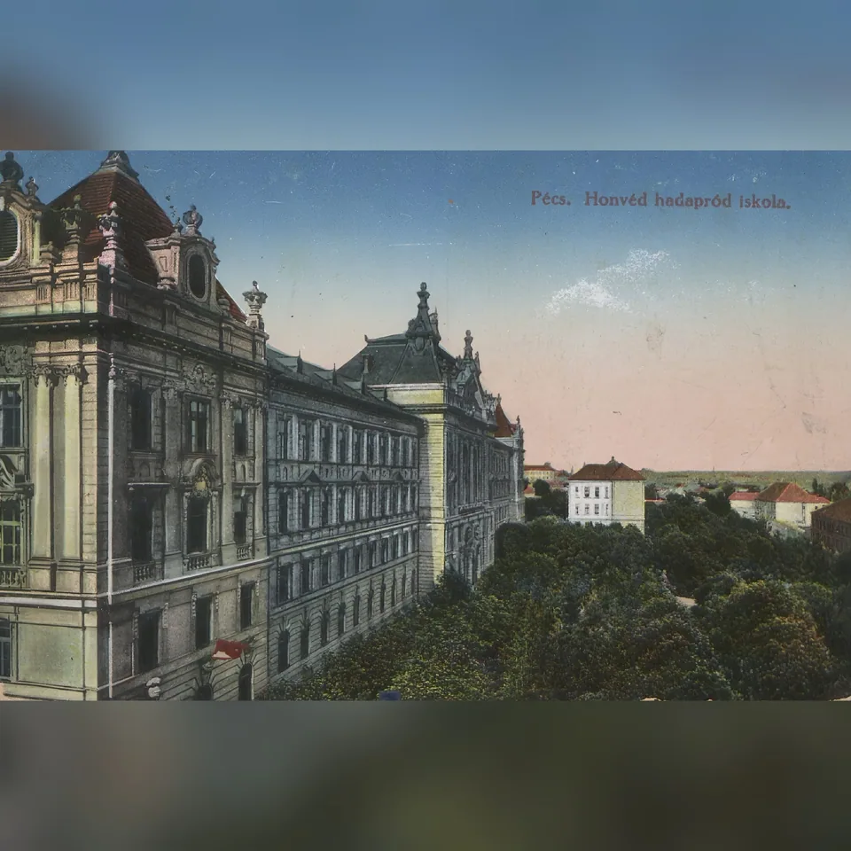 A pécsi Magyar Királyi Honvéd Hadapródiskola épülete egy 1915-ben feladott képeslapon