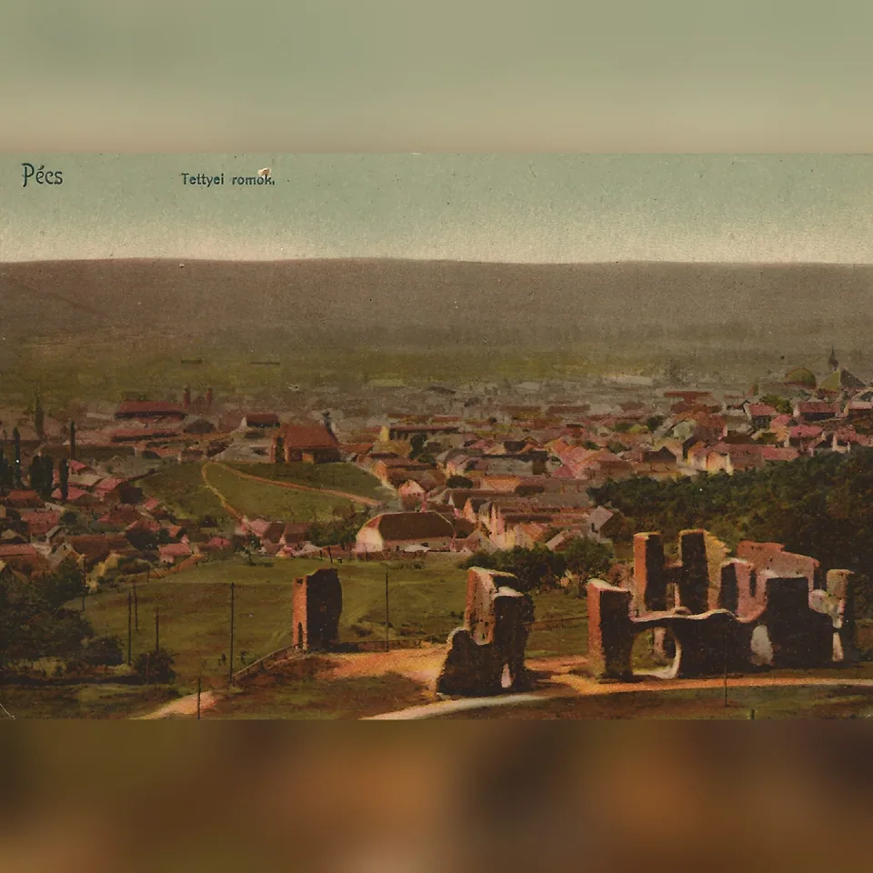 A tettyei romok Pécsett a város látképével egy 1907-ben kiadott képeslapon