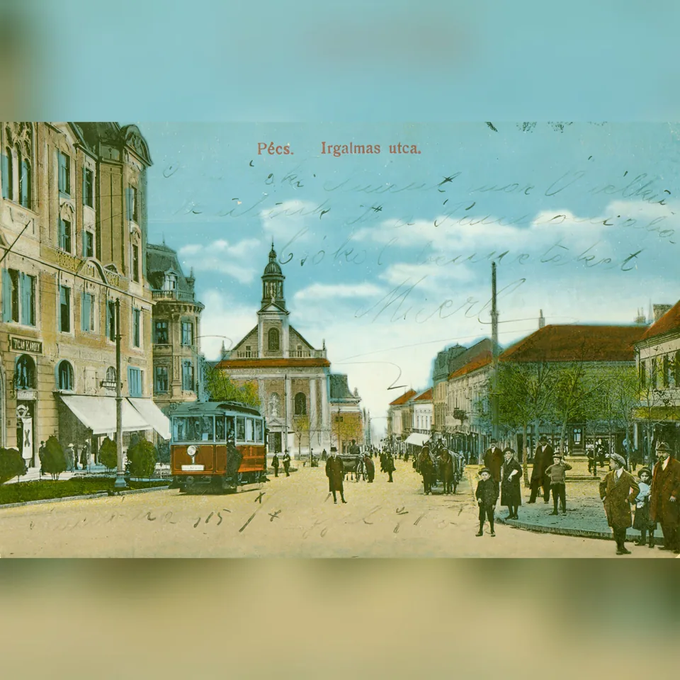 A pécsi Széchenyi tér az Irgalmasok utcájával egy 1915-ben feladott képeslapon