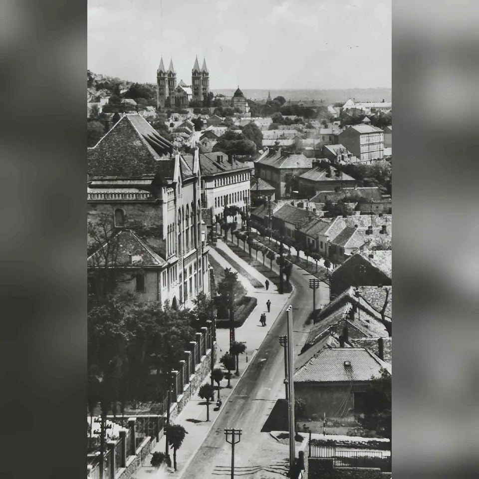 Az Ifjúság út Pécsett a háttérben a székesegyházzal egy 1966 körül készült felvételen