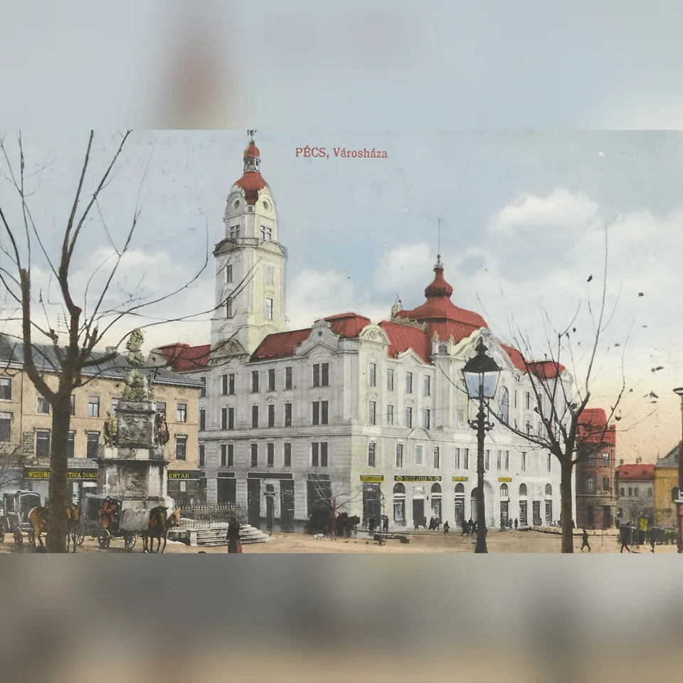 A pécsi városháza a Szentháromság-szoborral egy első világháború előtti képeslapon
