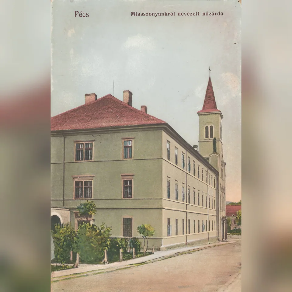 A Miasszonyunk-zárdatemplom épülete Pécsett, feltehetően a 19–20. század fordulóján, korabeli levelezőlapon