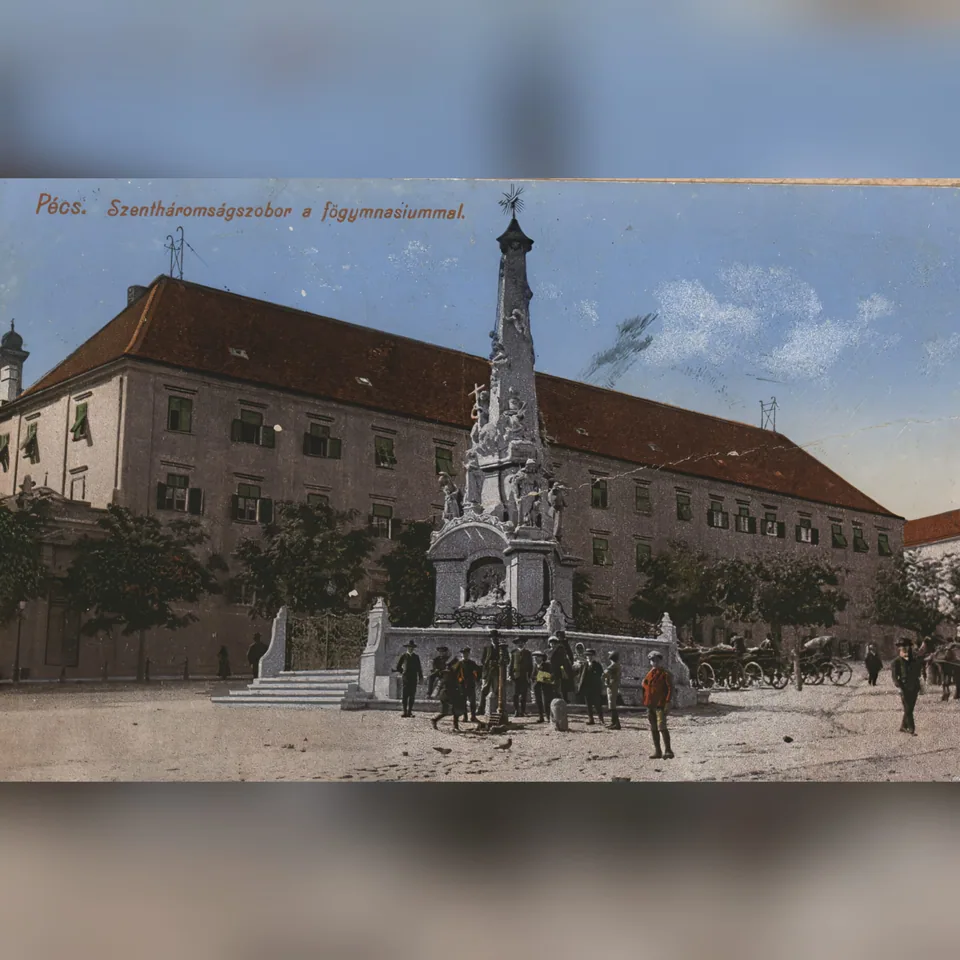 A Szentháromság-szobor a pécsi Széchenyi téren a ciszterciek főgimnáziumával (ma: Nagy Lajos Gimnázium) egy első világháború előtti levelezőlapon