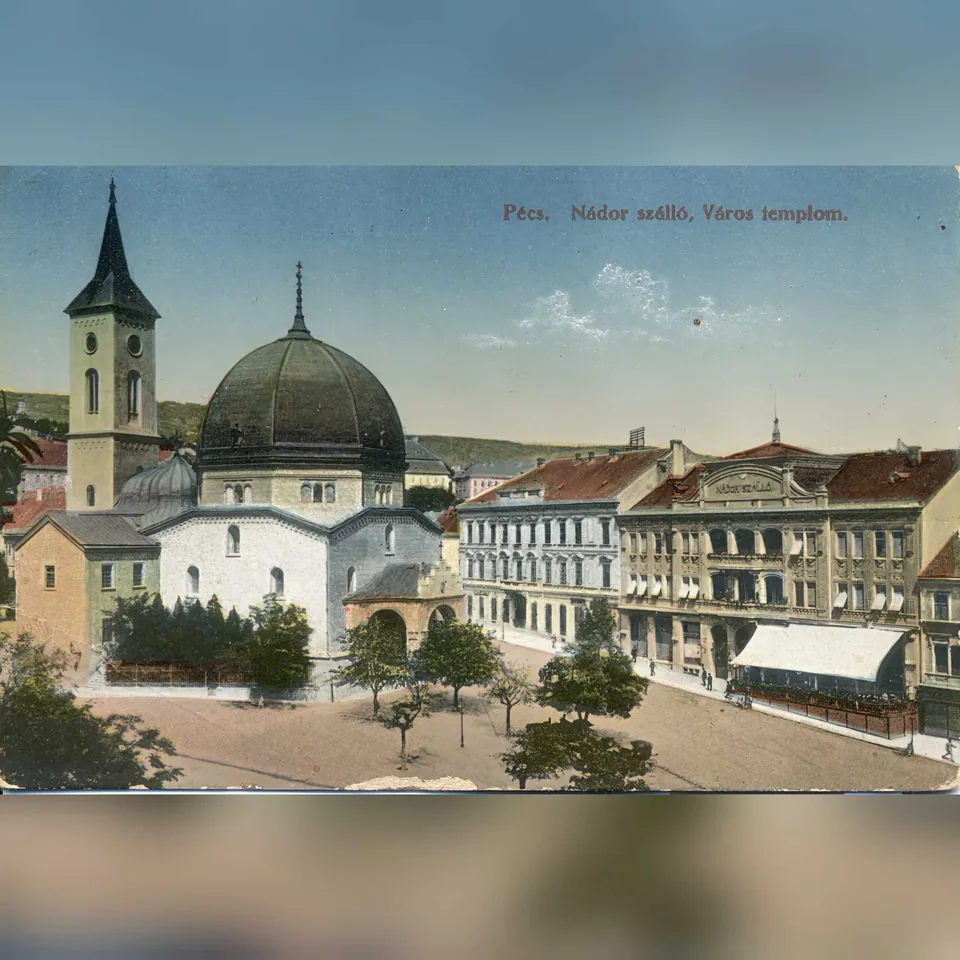 A pécsi Széchenyi tér a dzsámival és a Nádor Szállóval az első világháború előtti években, korabeli levelezőlapon