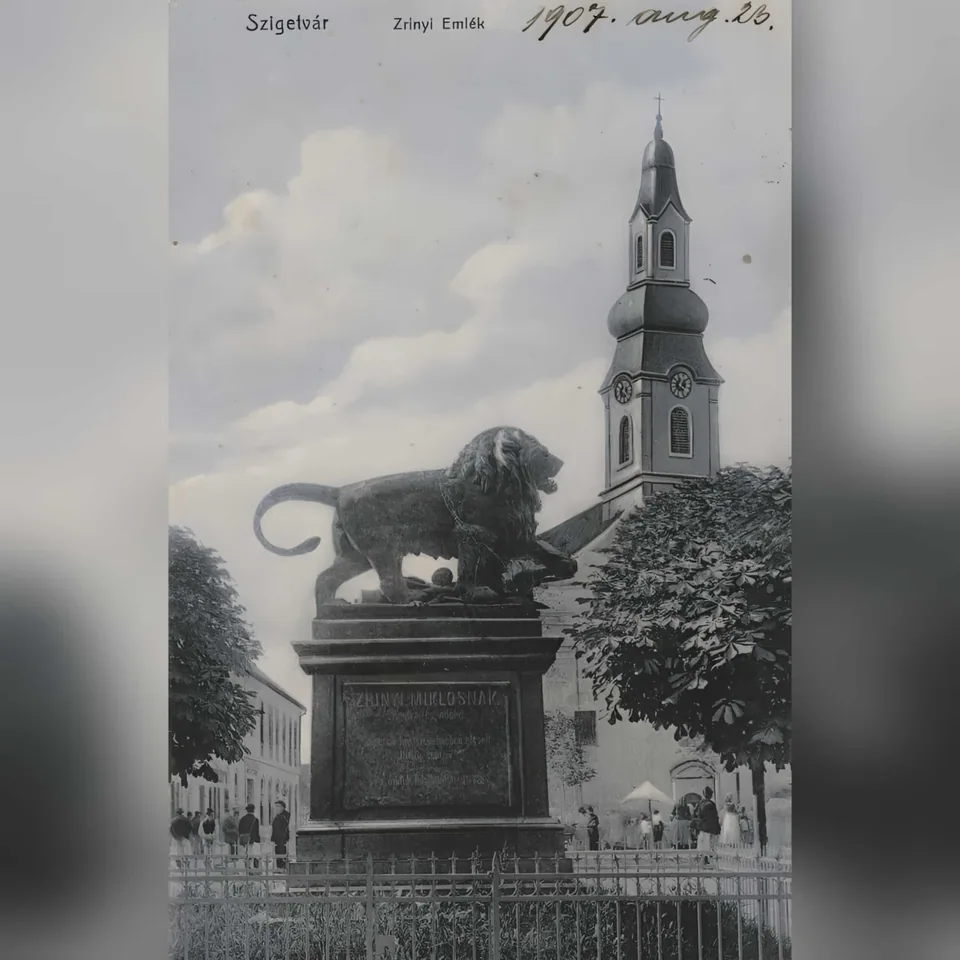 A szigetvári Zrínyi-emlékmű a Szent Rókus-plébániatemplommal egy 1907-ben kitöltött képeslapon