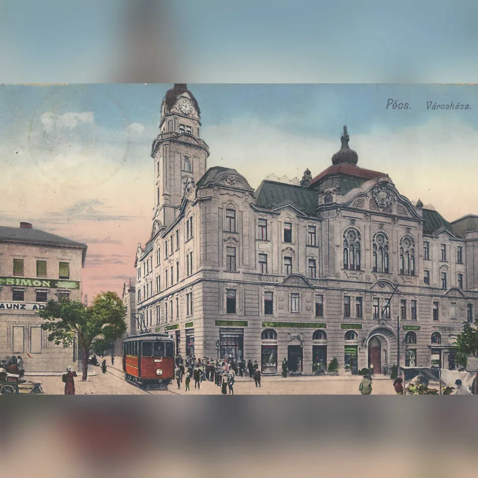 A pécsi városháza a villamossal egy feltehetően 1914 körül készült levelezőlapon
