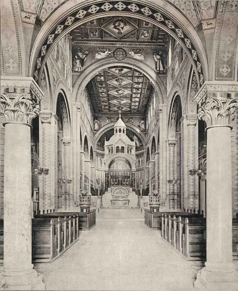 A pécsi székesegyház belseje a főoltárral egy 1891-ben megjelent fotón