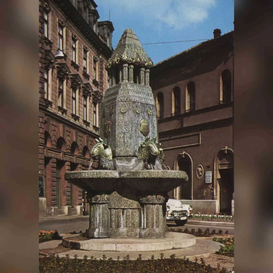 A Zsolnay-kút a pécsi Széchenyi téren egy feltehetően 1977 körül készült felvételen