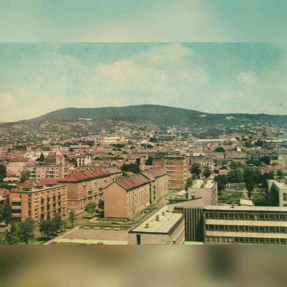 Pécs látképe a Mecsekkel és a székesegyházzal egy 1967 körül készült fényképen