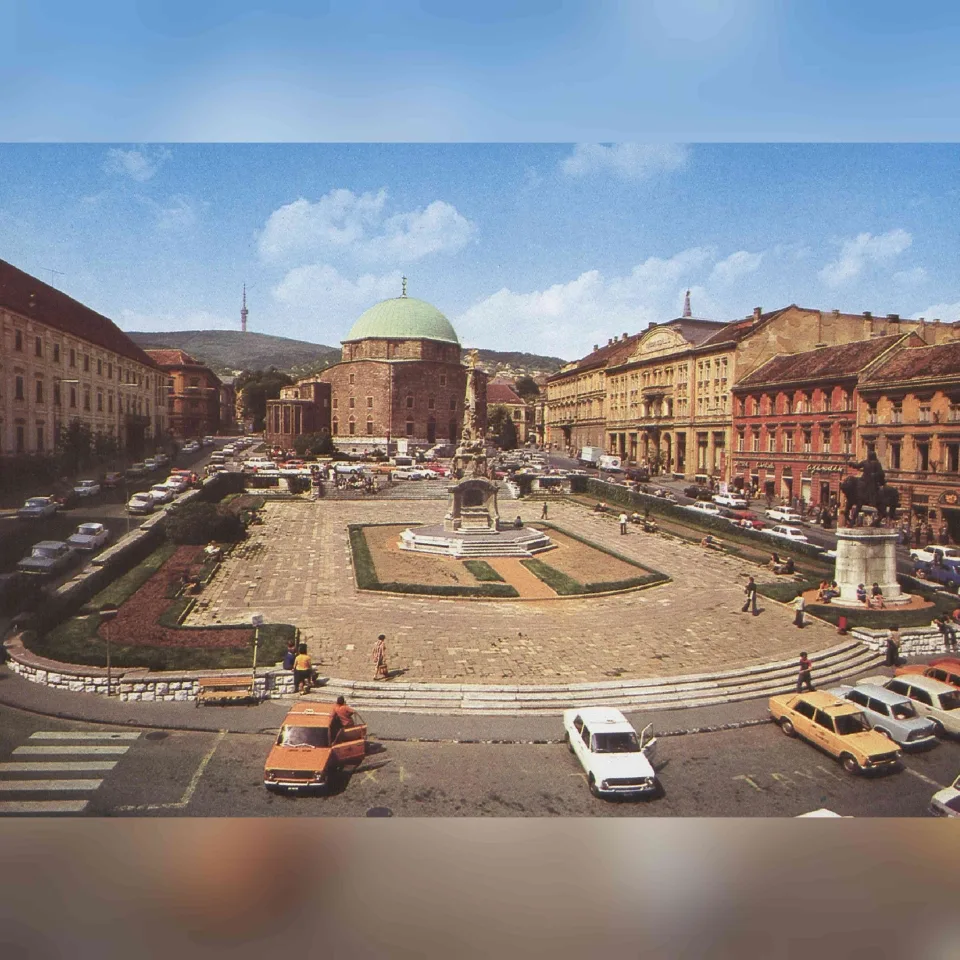 A pécsi Széchenyi tér egy feltehetően az 1970-es évek második feléből származó fényképen