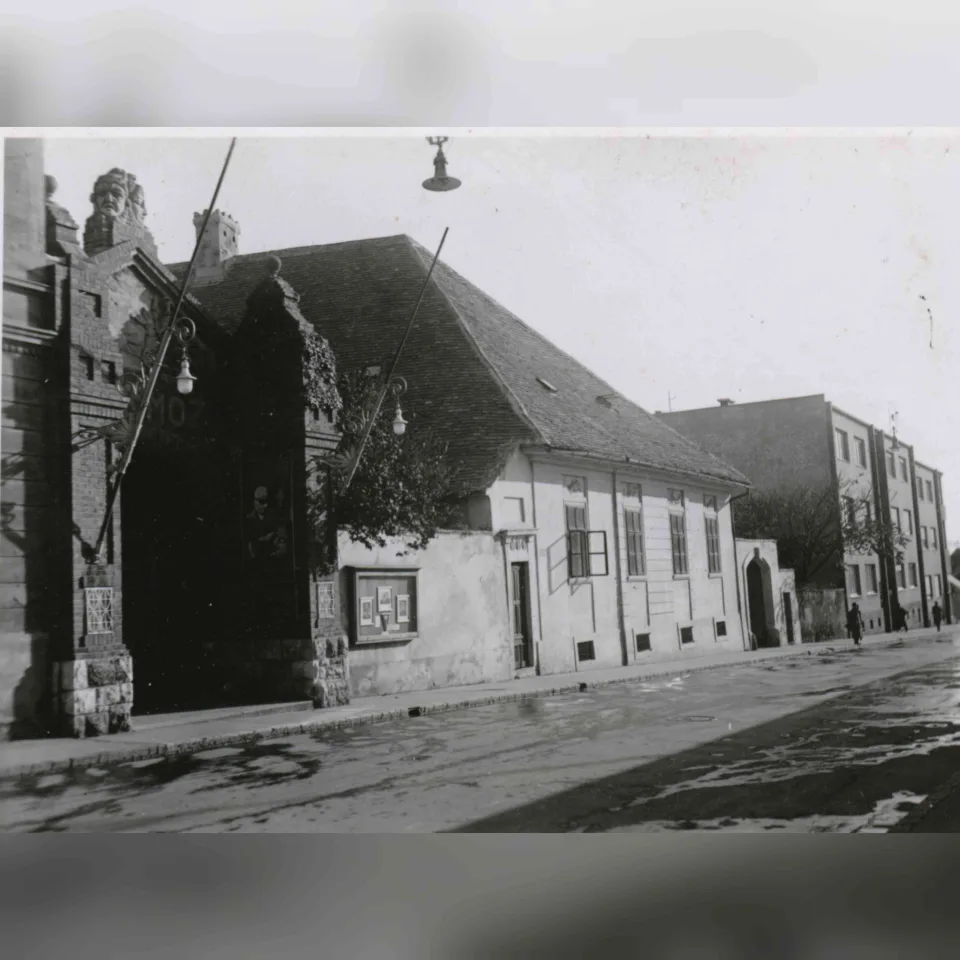 A pécsi Park Mozi bejárata a Felsőmalom utcában egy feltehetően 1940 körül készült felvételen