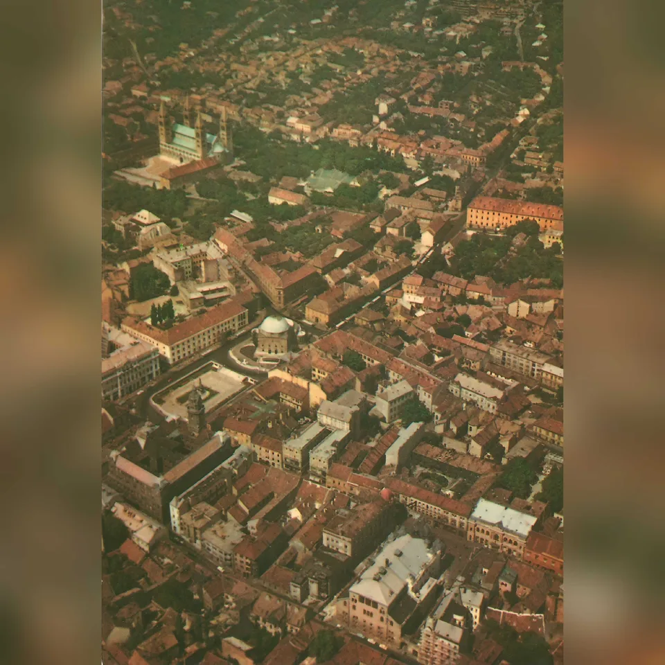 Pécs belvárosának a látképe a magasból egy 1960-as években készült légi fényképen