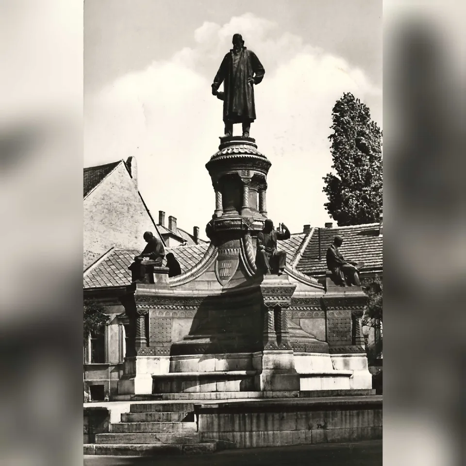 A Zsolnay-szobor Pécsett egy 1965-ben postára adott képeslapon