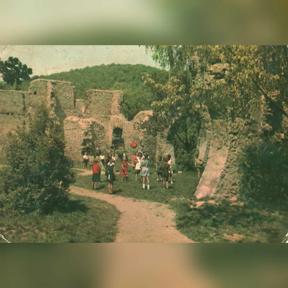 Kiránduló gyermekek a tettyei romoknál Pécsett egy 1963-ben feladott képeslapon