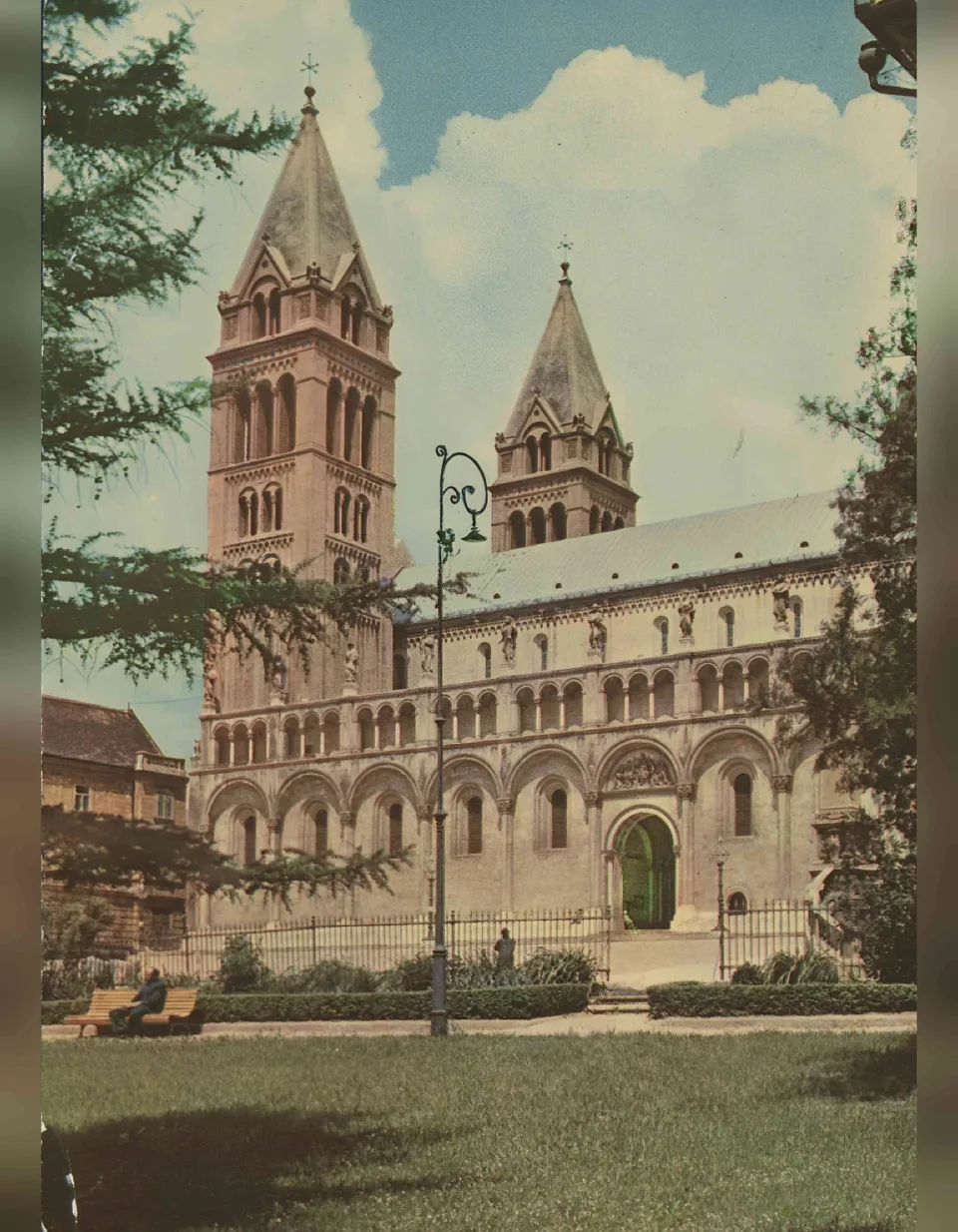 A pécsi székesegyház egy 1966-ban postára adott képeslapon