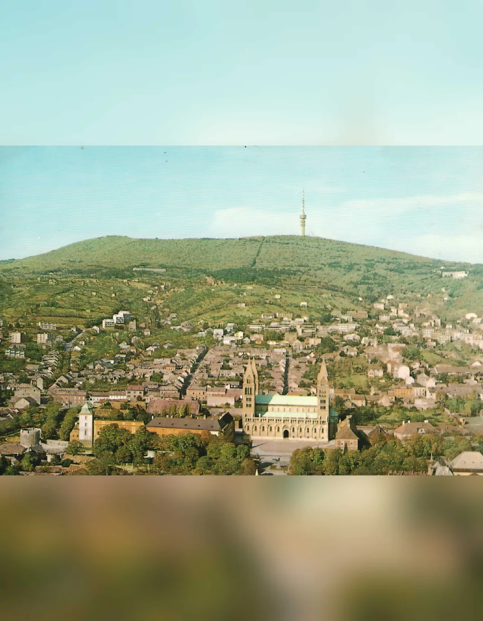 Pécs látképe a levegőből a székesegyházzal és a tévétoronnyal egy feltehetően az 1970-es évekből származó légi felvételen