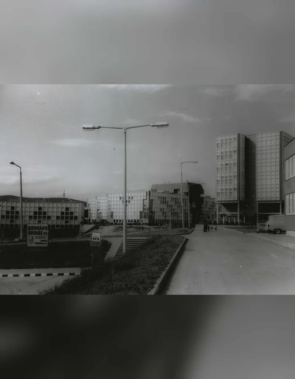 A Nevelési Központ épülettömbje Pécsett egy feltehetően az 1980-as évek első felében készült felvételen